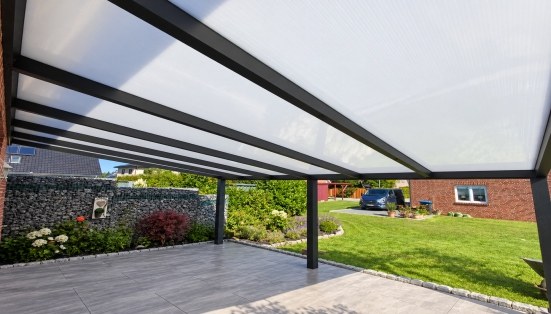 Blick unter schwarzer Aluminium-Überdachung mit Poly-Eindeckung