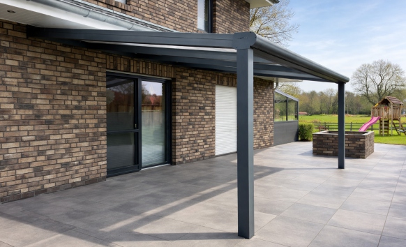 Unteransicht einer Terrassenüberdachung mit Glaseindeckung